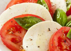 Italienischer Caprese-Salat mit Arganöl